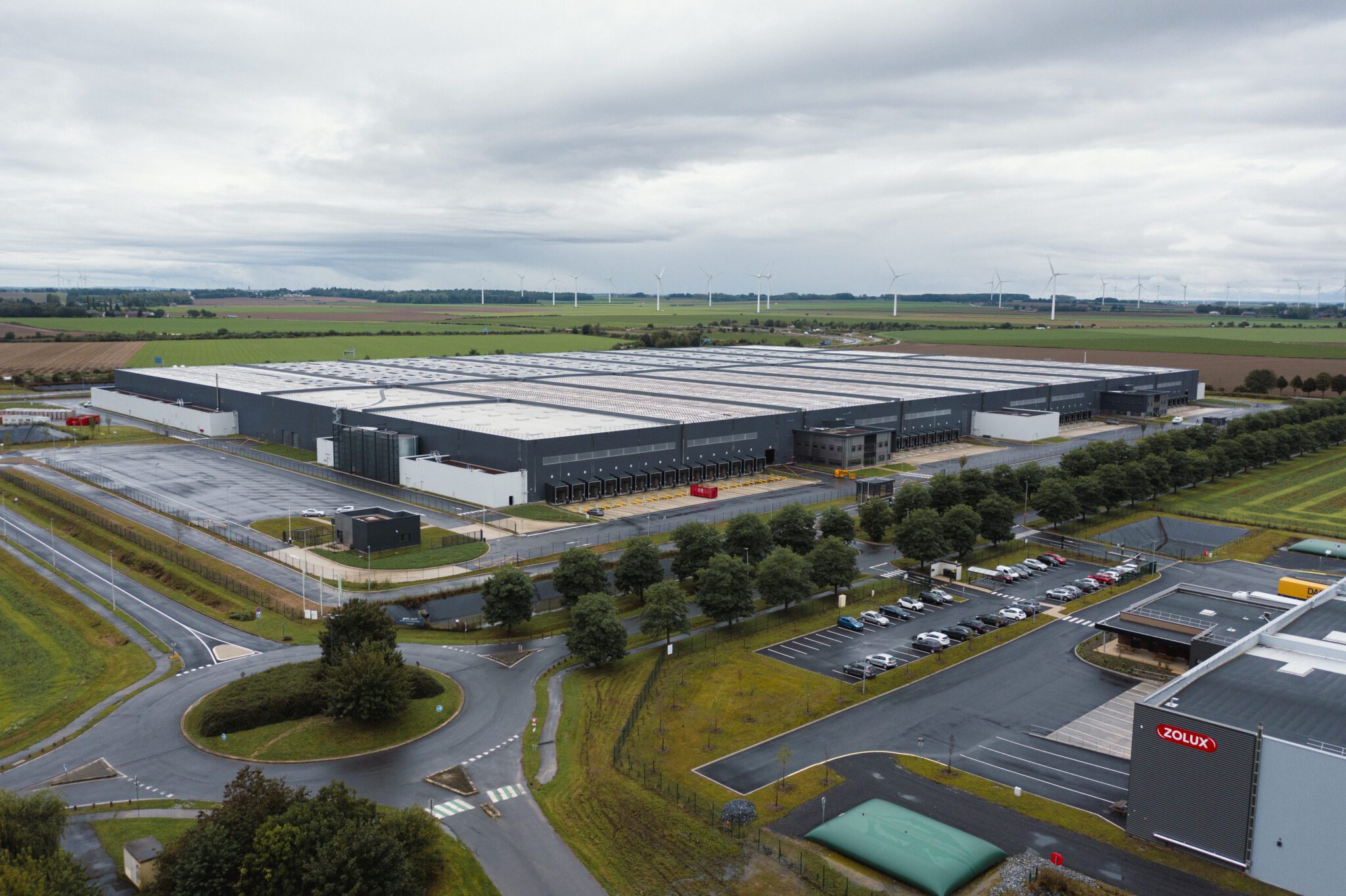 Wide shot of warehouses in GLP Park Ablaincourt, surrounded by countryside.