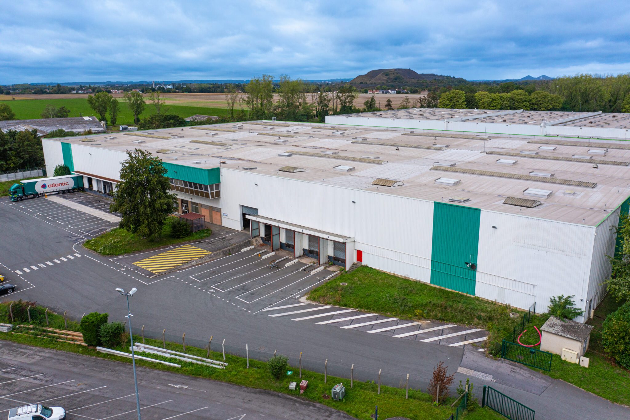 Wide shot of warehouses in GLP Park Henin-Beaumont 1 and 2.